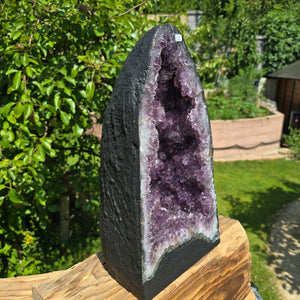 Amethyst Druse – Geode - 36x20x16cm und 11,4kg – Steinwelten OG - Nr. 323 in Gartenumgebung