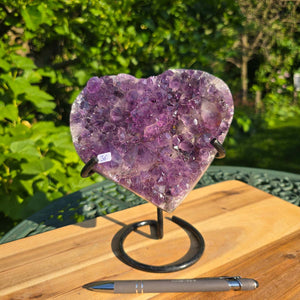 Amethyst Druse Amethyst Geode in Herzform mit Metallsockel 19x16x11cm - NR-36 auf einem Holzuntergrund
