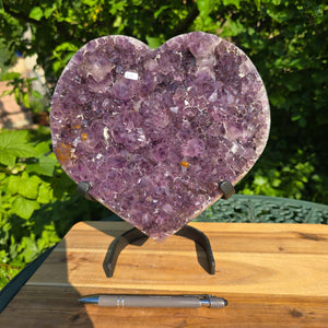 Amethyst Druse Amethyst Geode in Herzform mit Metallsockel 26x24x14cm - NR-21 auf stabiler Halterung