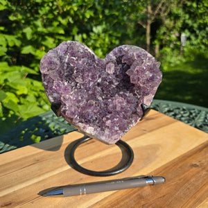 Amethyst Druse Amethyst Geode in Herzform mit Metallsockel 16x12x13cm - NR-38, funkelnde Kristallstruktur.