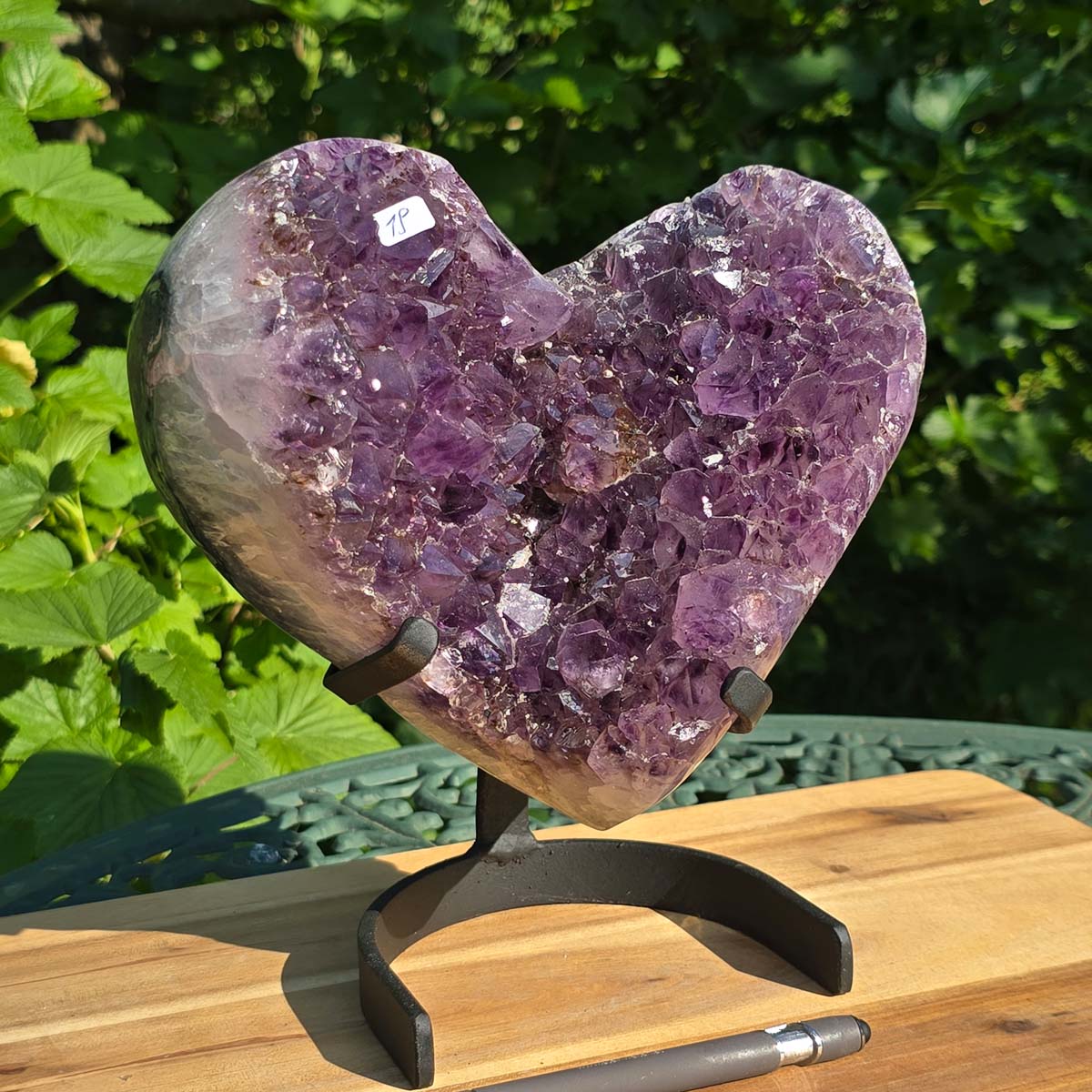 Amethyst Druse Amethyst Geode in Herzform mit Metallsockel 23x20x13cm - NR-19 auf stabiler Halterung präsentiert.