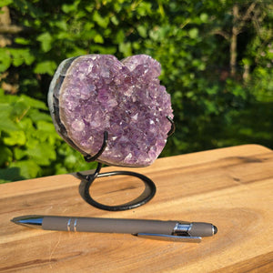 Amethyst Druse Amethyst Geode in Herzform mit Metallsockel 12x11x9cm - NR-59 auf einem Holztablett