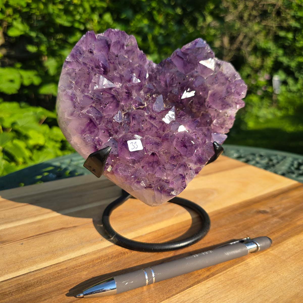 Amethyst Druse Amethyst Geode in Herzform mit Metallsockel 16x15x12cm - NR-33 auf einem Holztablett mit Stift