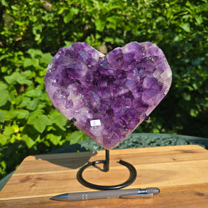 Amethyst Druse Amethyst Geode in Herzform mit Metallsockel 21x19x11cm - NR-8 auf schwarzem Halter im Freien