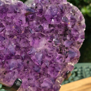Amethyst Druse Amethyst Geode in Herzform mit Metallsockel 23x19x12cm - NR-18, nahaufnahme eines herzförmigen Amethyststücks.