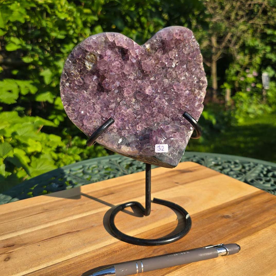 Amethyst Druse Amethyst Geode in Herzform mit Metallsockel 22x18x10cm - NR-32 auf Halterung