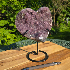 Amethyst Druse Amethyst Geode in Herzform mit Metallsockel 22x18x10cm - NR-32 auf Halterung