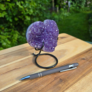 Amethyst Druse Amethyst Geode in Herzform mit Metallsockel 12x10x9cm - NR-52 auf Holzuntergrund mit Stift.