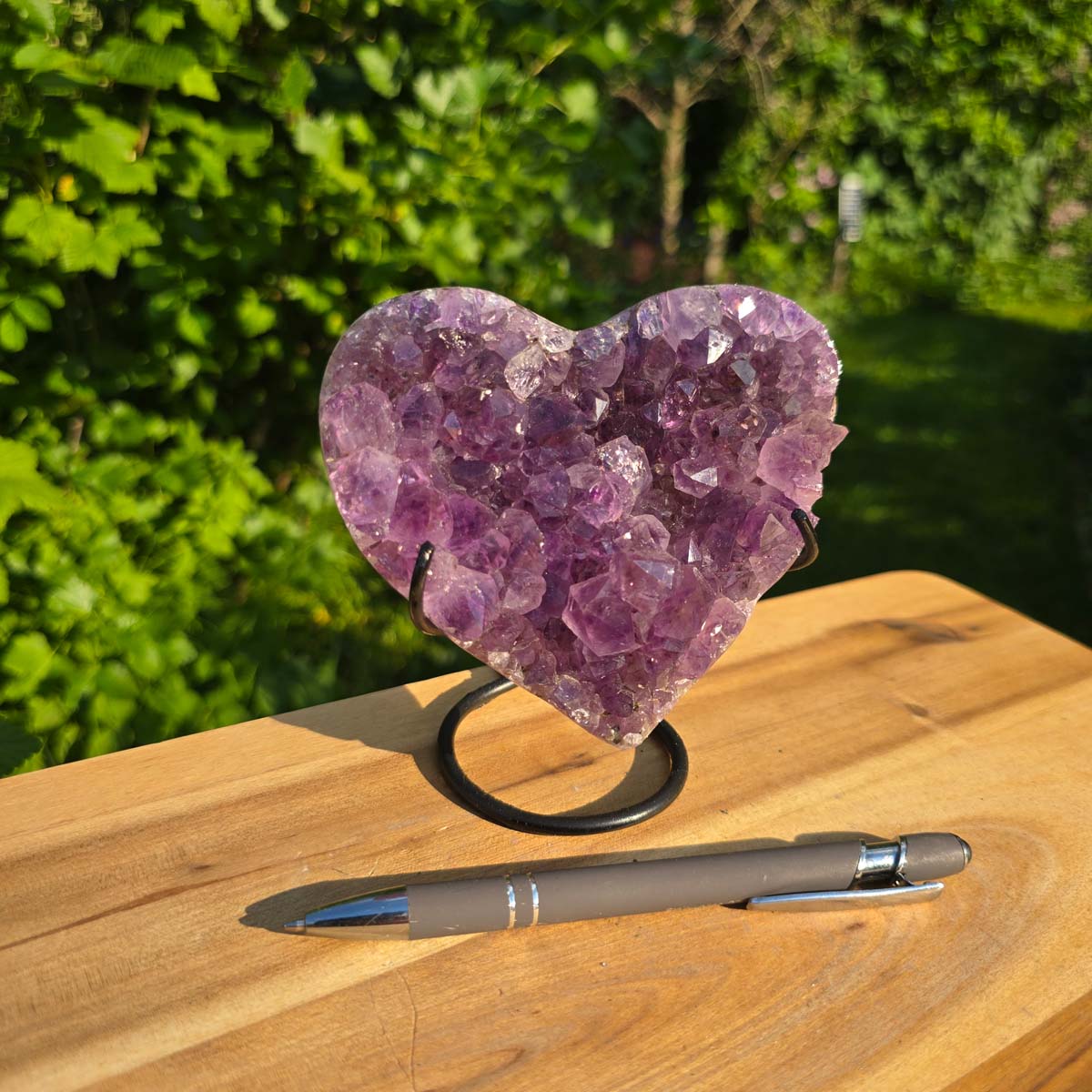 Amethyst Druse Amethyst Geode in Herzform mit Metallsockel 12x11x9cm - NR-57 auf einem Holzuntergrund
