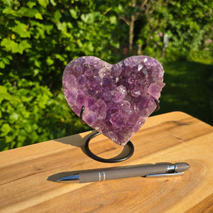 Amethyst Druse Amethyst Geode in Herzform mit Metallsockel 12x11x9cm - NR-57 auf Holzunterlage mit Stift