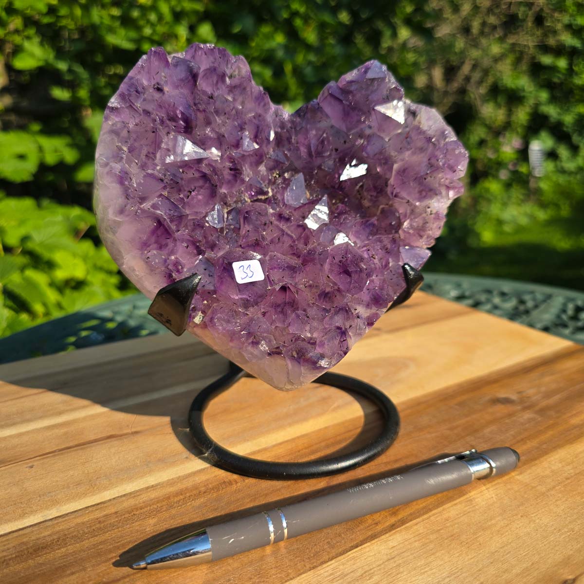 Amethyst Druse Amethyst Geode in Herzform mit Metallsockel 16x15x12cm - NR-33 auf einem Holztablett mit Stift