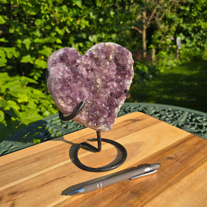 Amethyst Druse Amethyst Geode in Herzform mit Metallsockel 18x16x10cm - NR-45 auf Tisch mit Stift