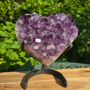 Amethyst Druse Amethyst Geode in Herzform mit Metallsockel 21x19x12cm - NR-20, tiefviolette Kristalle in Herzform.