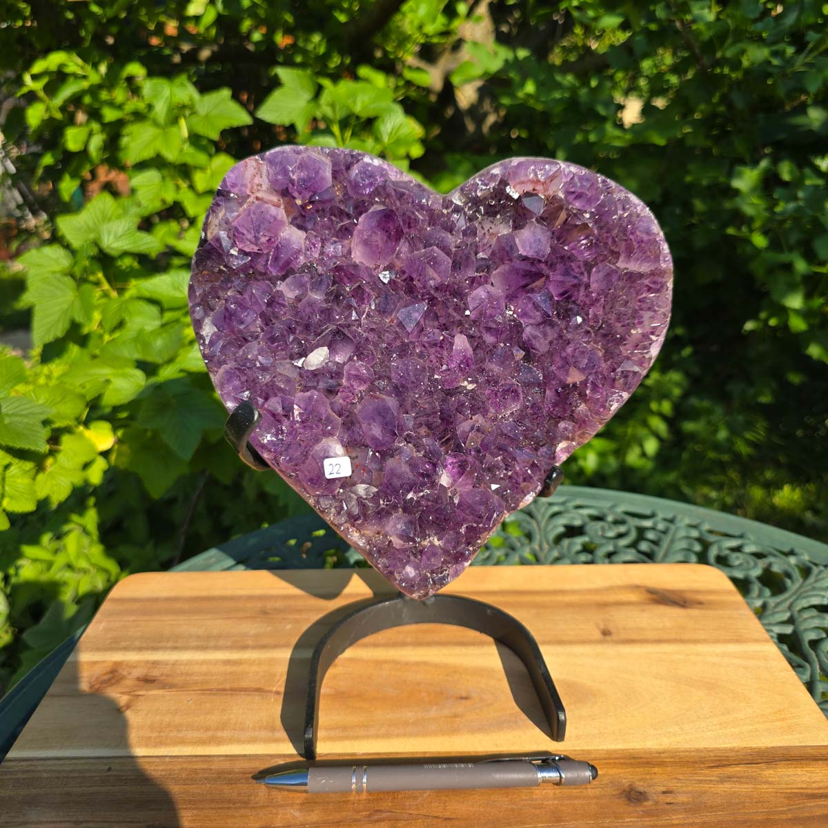 Amethyst Druse Amethyst Geode in Herzform mit Metallsockel 26x23x15cm - NR-22 auf einem Holztablet
