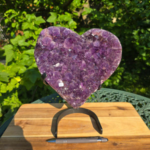 Amethyst Druse Amethyst Geode in Herzform mit Metallsockel 26x23x15cm - NR-22 auf einem Holztablet