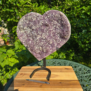 Amethyst Druse Amethyst Geode in Herzform mit Metallsockel 40x34x12cm - NR-26 auf stabiler Halterung im Freien.