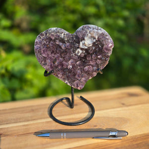 Amethyst Druse Amethyst Geode in Herzform mit Metallsockel 17x13x10cm - NR-62 auf einem stabilen Halter