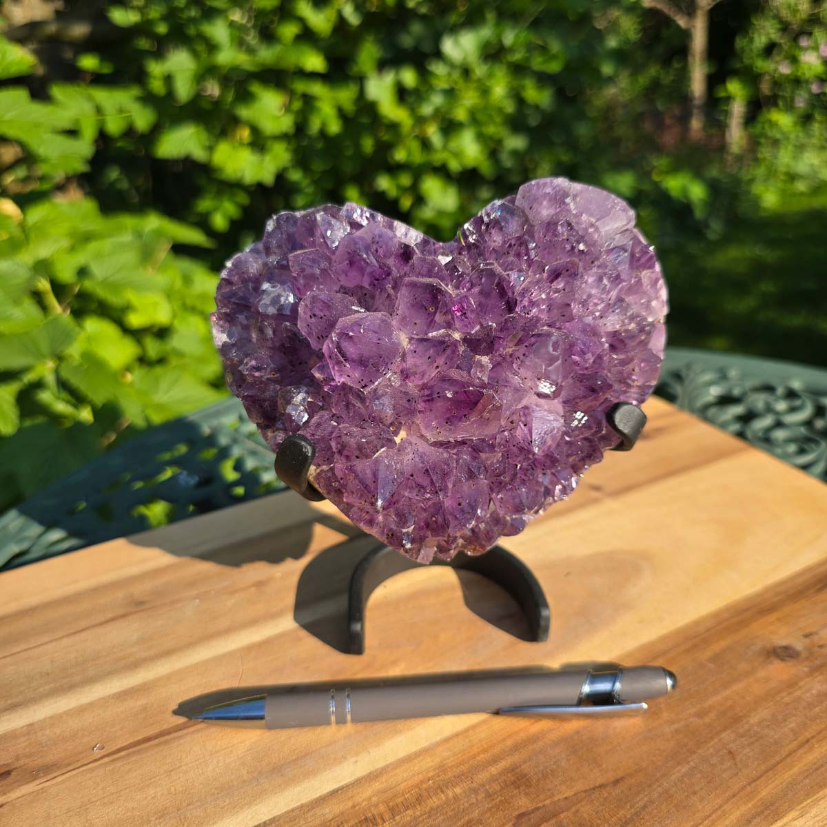 Amethyst Druse Amethyst Geode in Herzform mit Metallsockel 15x14x9cm - NR-42 auf Holzuntergrund mit Stift