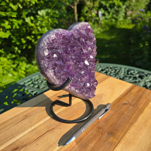 Amethyst Druse Amethyst Geode in Herzform mit Metallsockel 18x16x10cm - NR-43 auf Holzuntergrund