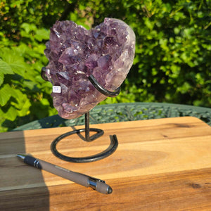 Amethyst Druse Amethyst Geode in Herzform mit Metallsockel 18x15x10cm - NR-37 auf einem Holzuntergrund.