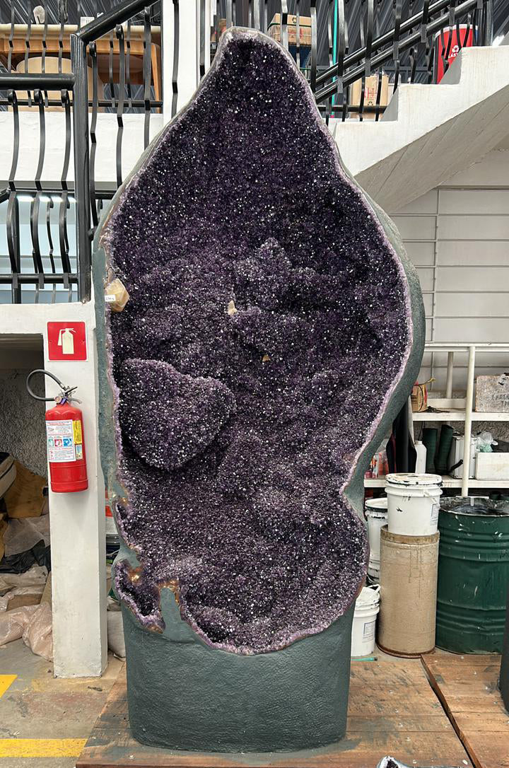 Amethyst Druse aus Uruguay mit dunkler, intensiver Farbe in 1A-Qualität, Ideal für Sammler und Liebhaber.