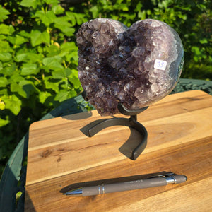 Amethyst Druse Amethyst Geode in Herzform mit Metallsockel 18x17x9cm - NR-35 auf Holzuntergrund mit Stift