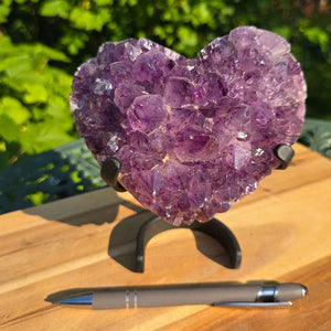 Amethyst Druse Amethyst Geode in Herzform mit Metallsockel 15x14x9cm - NR-42 auf Holzuntergrund mit Stift