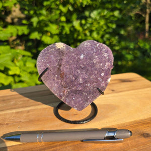 Amethyst Druse Amethyst Geode in Herzform mit Metallsockel 11x11x9cm - NR-47 auf einem Holzstamm