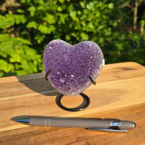 Amethyst Druse Amethyst Geode in Herzform mit Metallsockel 10x9x7cm - NR-55 auf Holzunterlage mit Stifthalter