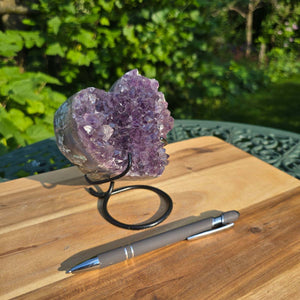Amethyst Druse Amethyst Geode in Herzform mit Metallsockel 12x11x9cm - NR-46 auf Holzunterlage mit Stift