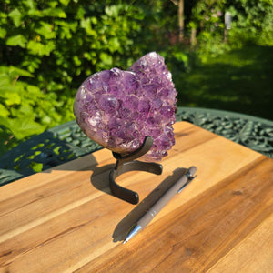 Amethyst Druse Amethyst Geode in Herzform mit Metallsockel 15x14x9cm - NR-42 auf Holzuntergrund.