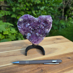 Amethyst Druse Amethyst Geode in Herzform mit Metallsockel 13x11x7cm - NR-51, kunstvoll gestaltet mit tiefvioletten Kristallen.