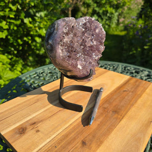 Amethyst Druse Amethyst Geode in Herzform mit Metallsockel 18x17x9cm - NR-35 auf Holzunterlage mit Stift