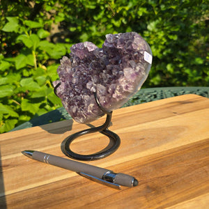 Amethyst Druse Amethyst Geode in Herzform mit Metallsockel 14x13x10cm - NR-39 auf einem Holztablett.