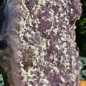 Amethyst Druse Amethyst Geode in Herzform mit Metallsockel 40x34x12cm - NR-26, glitzernde Kristalle in lila Farbe.