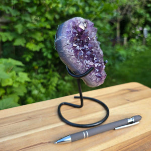 Amethyst Druse Amethyst Geode in Herzform mit Metallsockel 16x11x10cm - NR-61 auf dem Tisch mit Stift