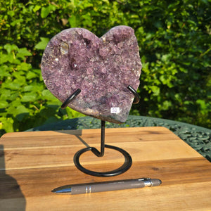 Amethyst Druse Amethyst Geode in Herzform mit Metallsockel 22x18x10cm - NR-32 auf einem stabilen Halter.