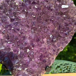 Amethyst Druse Amethyst Geode in Herzform mit Metallsockel 31x28x12cm - NR-24, funkelnde violette Kristalle.