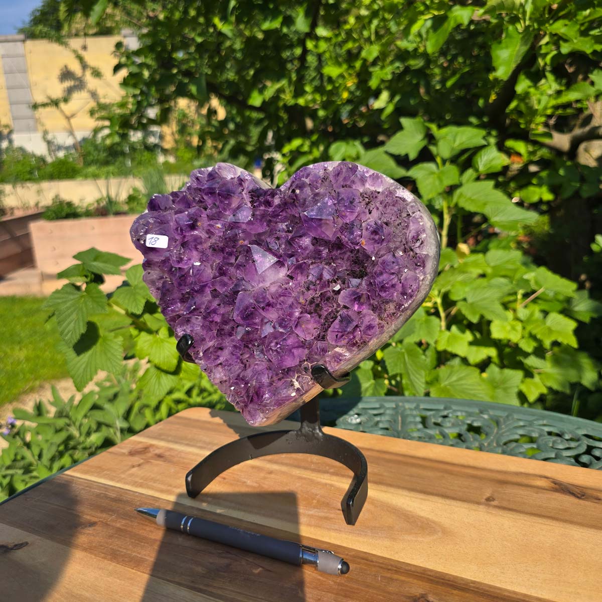 Amethyst Druse Amethyst Geode in Herzform mit Metallsockel 23x19x12cm - NR-18 auf einem stabilen Halter