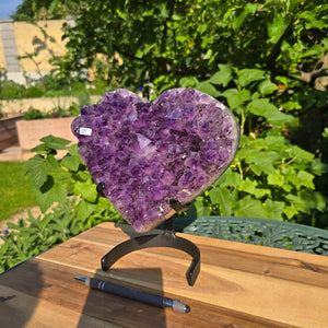Amethyst Druse Amethyst Geode in Herzform mit Metallsockel 23x19x12cm - NR-18 auf einem stabilen Halter