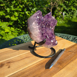 Amethyst Druse Amethyst Geode in Herzform mit Metallsockel 16x15x12cm - NR-33 auf stabilem Halterung im Freien