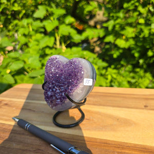 Amethyst Druse Amethyst Geode in Herzform mit Metallsockel 10x9x7cm - NR-55, exquisite purple crystal heart on display.