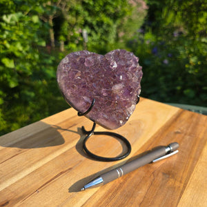 Amethyst Druse Amethyst Geode in Herzform mit Metallsockel 14x11x9cm - NR-53 auf Holzuntergrund mit Stift