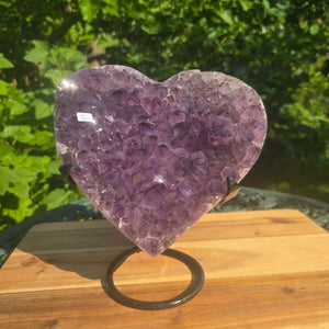 Amethyst Druse Amethyst Geode in Herzform mit Metallsockel 21x19x13cm - NR-2 auf schwarzem Halter