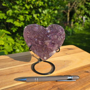 Amethyst Druse Amethyst Geode in Herzform mit Metallsockel 14x11x9cm - NR-53 auf Holzuntergrund