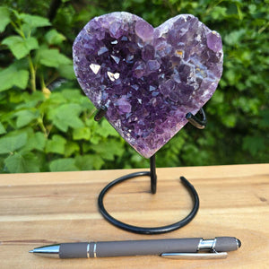 Amethyst Druse Amethyst Geode in Herzform mit Metallsockel 16x11x10cm - NR-61 auf Halterung.