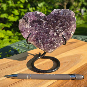 Amethyst Druse Amethyst Geode in Herzform mit Metallsockel 14x13x10cm - NR-39 in Herzform, auf Halterung, mit pen.