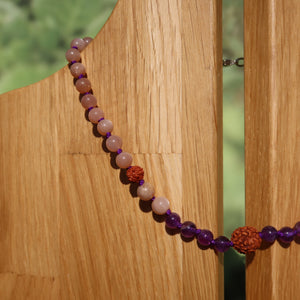 Amethyst mit Mondstein Kette geknüpft - Spiritualität und Entspannung - UNIKAT Nr. 30 auf Holzdisplay