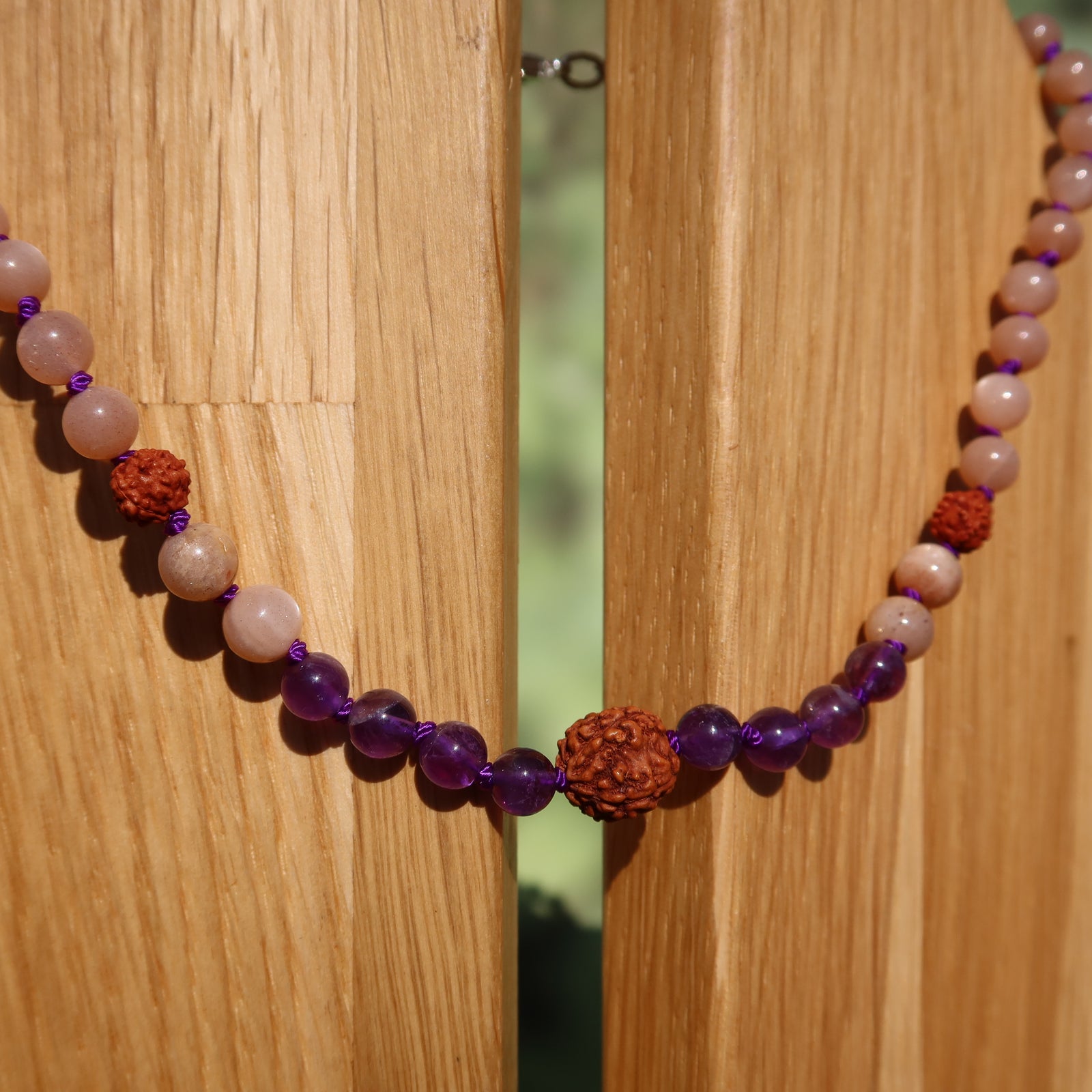 Amethyst mit Mondstein Kette geknüpft - Spiritualität und Entspannung - UNIKAT Nr. 30 auf Holzständer