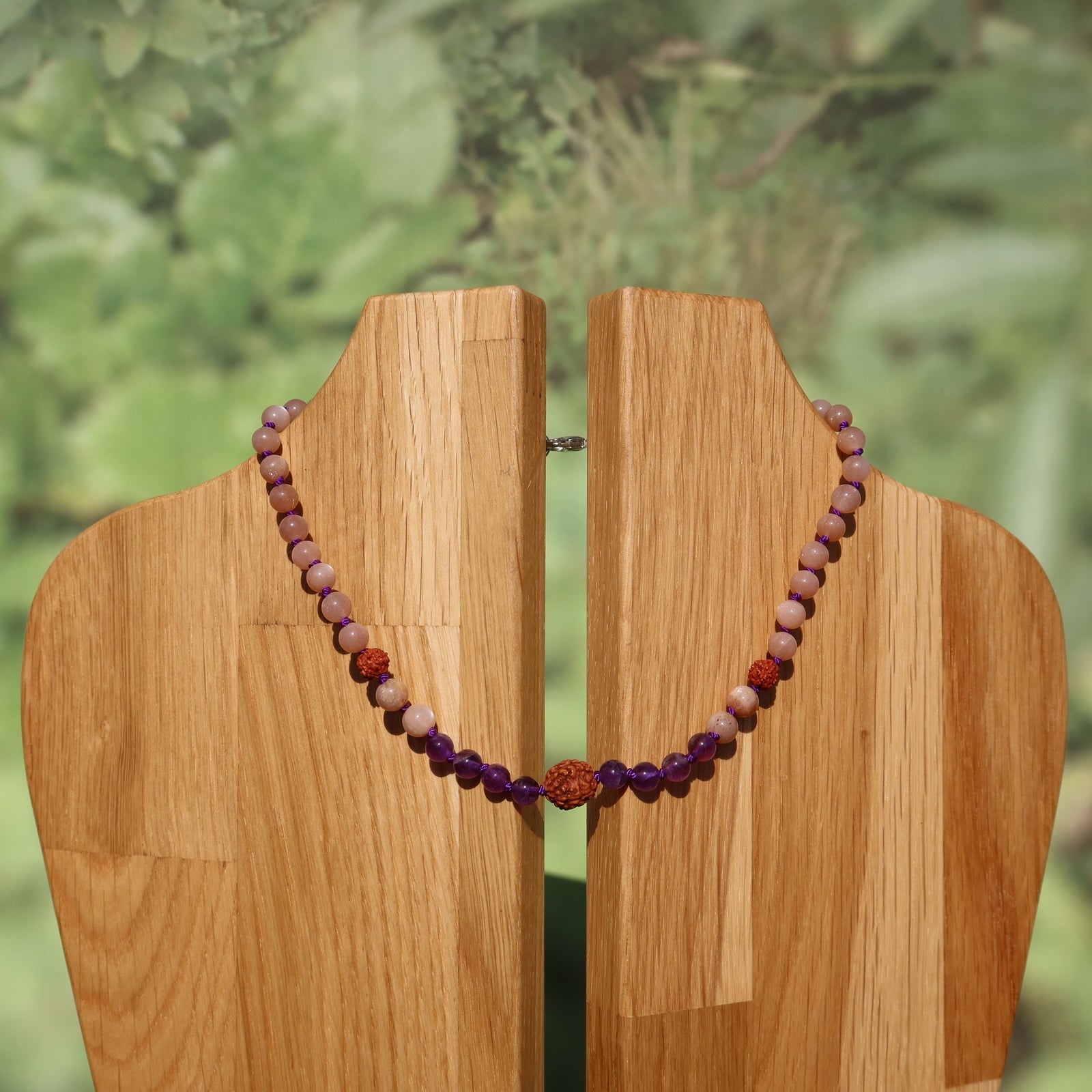 Amethyst mit Mondstein Kette geknüpft - Spiritualität und Entspannung - UNIKAT Nr. 30 auf Holzständer
